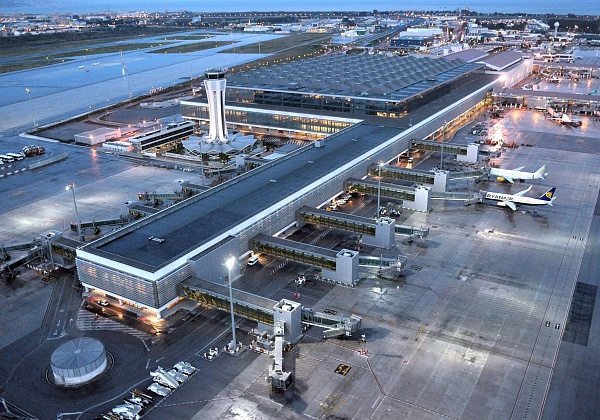 Транспортная развязка позволяет свободно путешествовать в различных направлениях (международный аэропорт и жд вокзал)