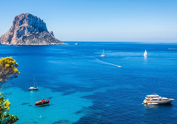 320 солнечных дней в году. Вода в море летом нагревается до 28-30 С